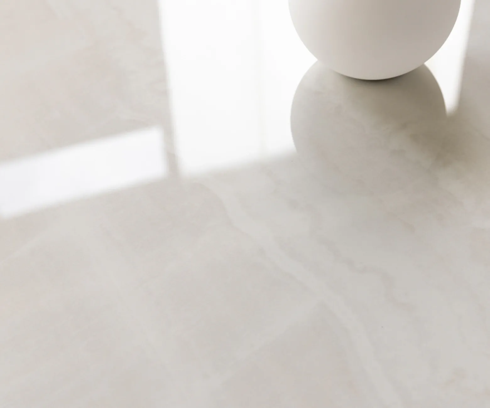 BeistelltischEdge Boot 60x60 cm Keramik Onyx Champagne Eleny Metall Effektfinish Titan Versandfertig ca. 28.10.26