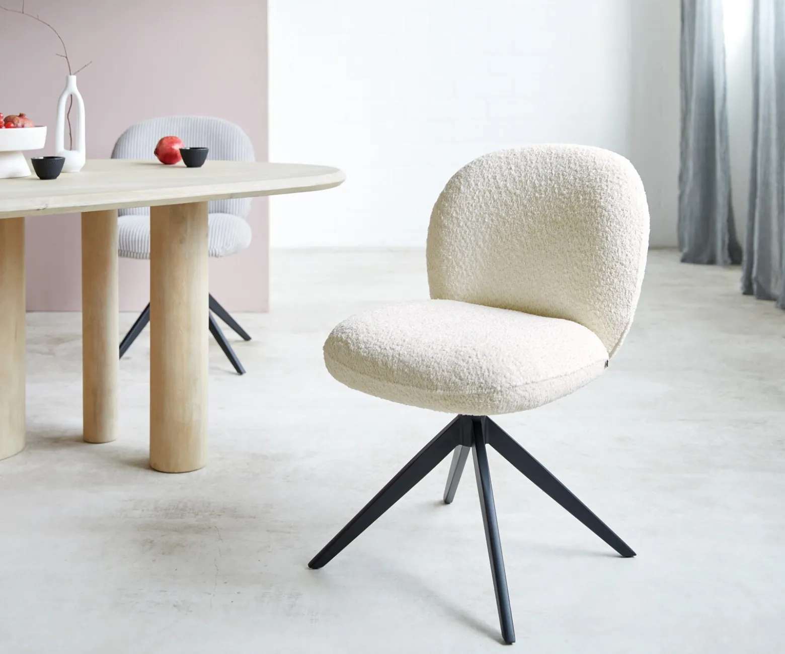 DrehstuhlNube-Flex Bouclé Weiß Kreuzgestell breit Schwarz 360° drehbar Taschenfederkern Sofort versandfertig