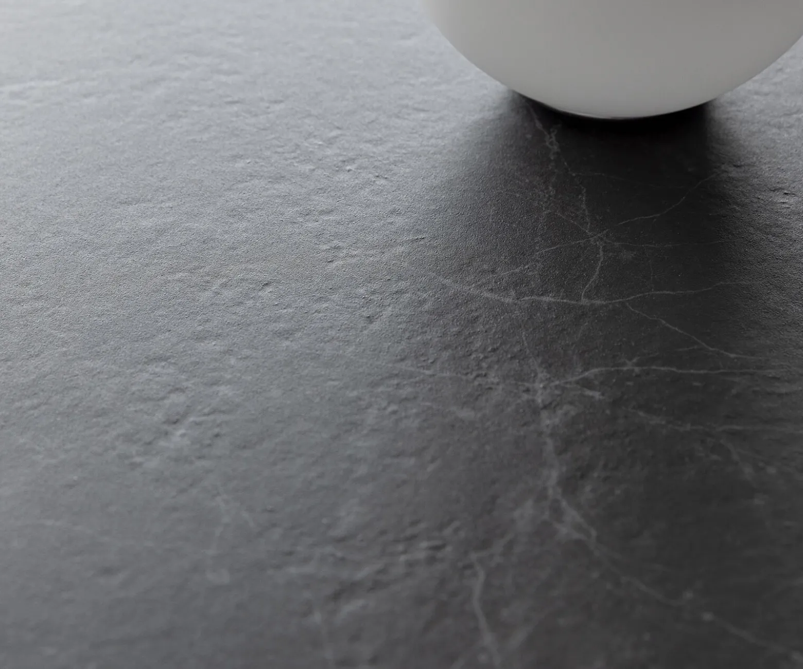 EsstischEdge Boot 180-220x100 cm Keramik Laminam® Nero Greco Anthrazit Kreuzgestell Rechteck Effektfinish Titan ausziehbar Sofort versandfertig