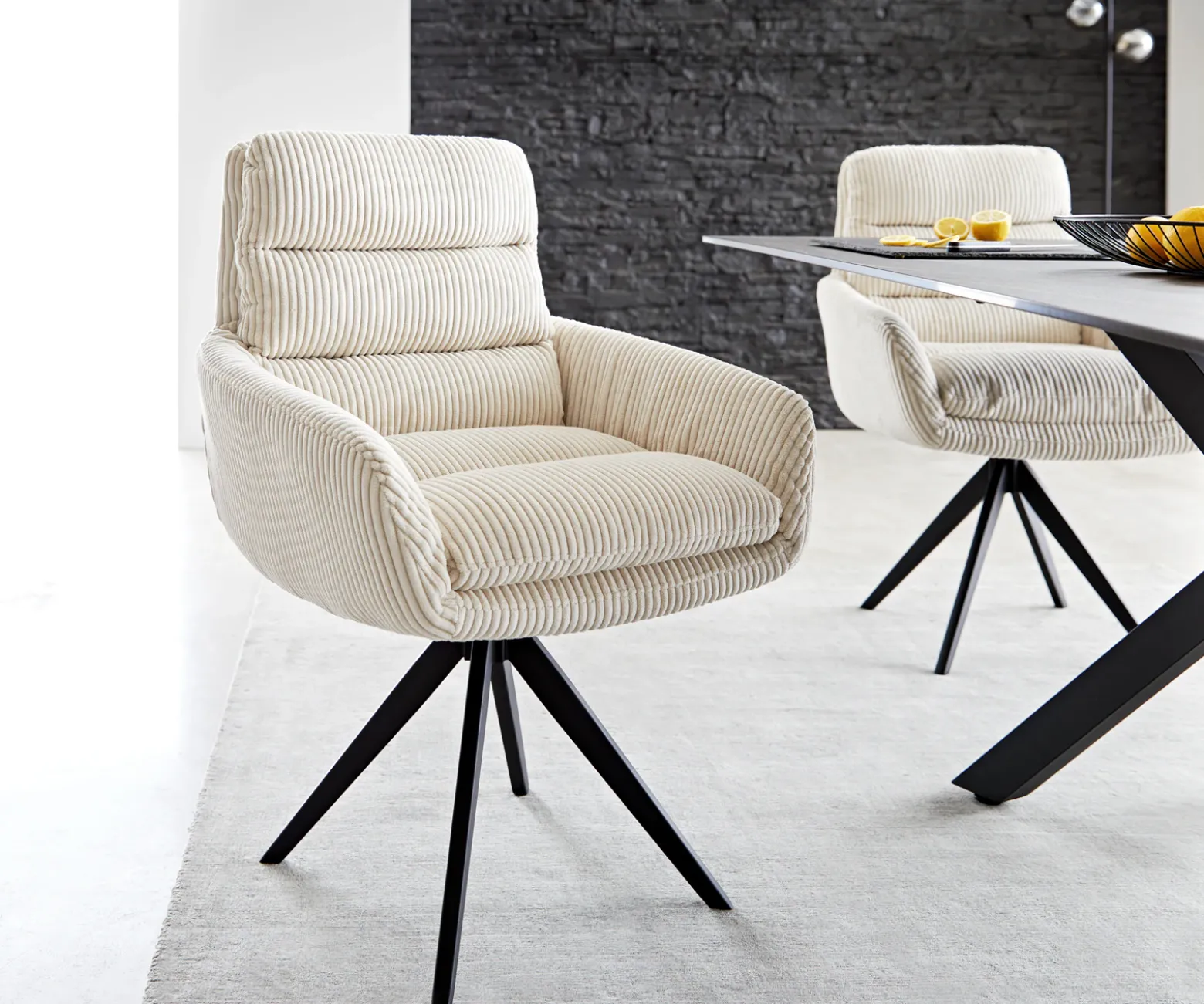 EsszimmerstuhlAbelia-Flex mit Armlehnen Cord Beige Kreuzgestell kantig Schwarz Sofort versandfertig